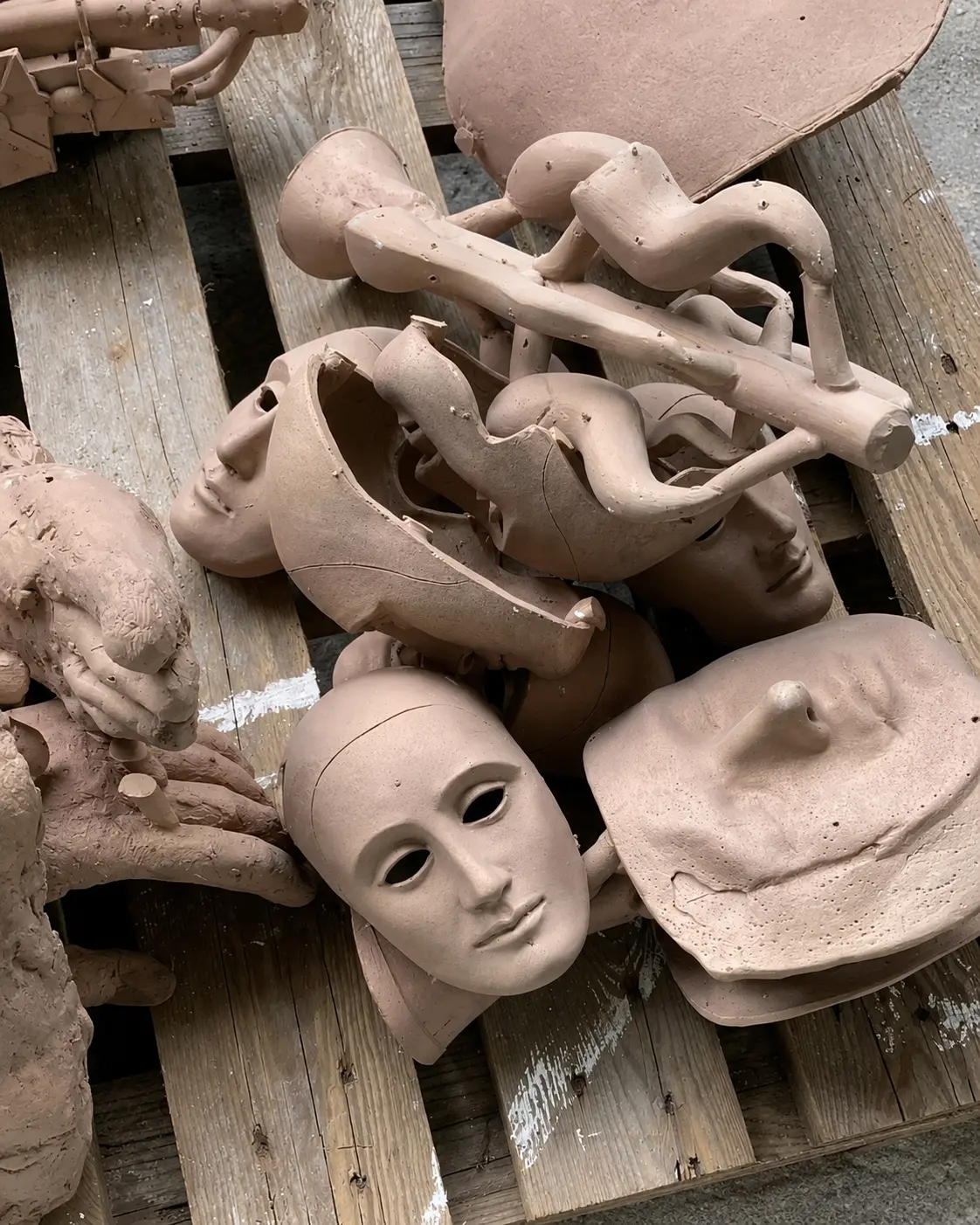 Cast elements on the pallet at the foundry